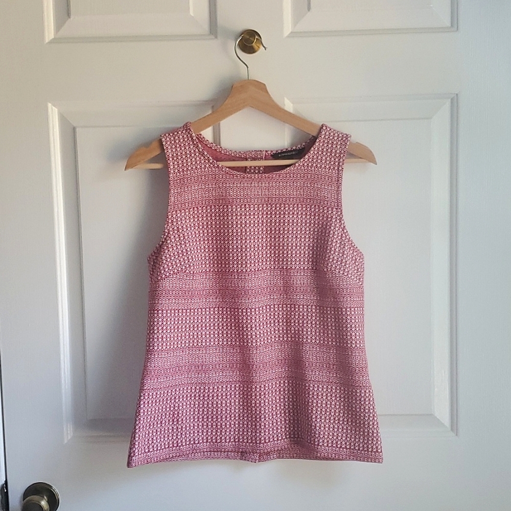 Banana Republic Patterned Textured Sleeveless Top XS runs large Button Detail